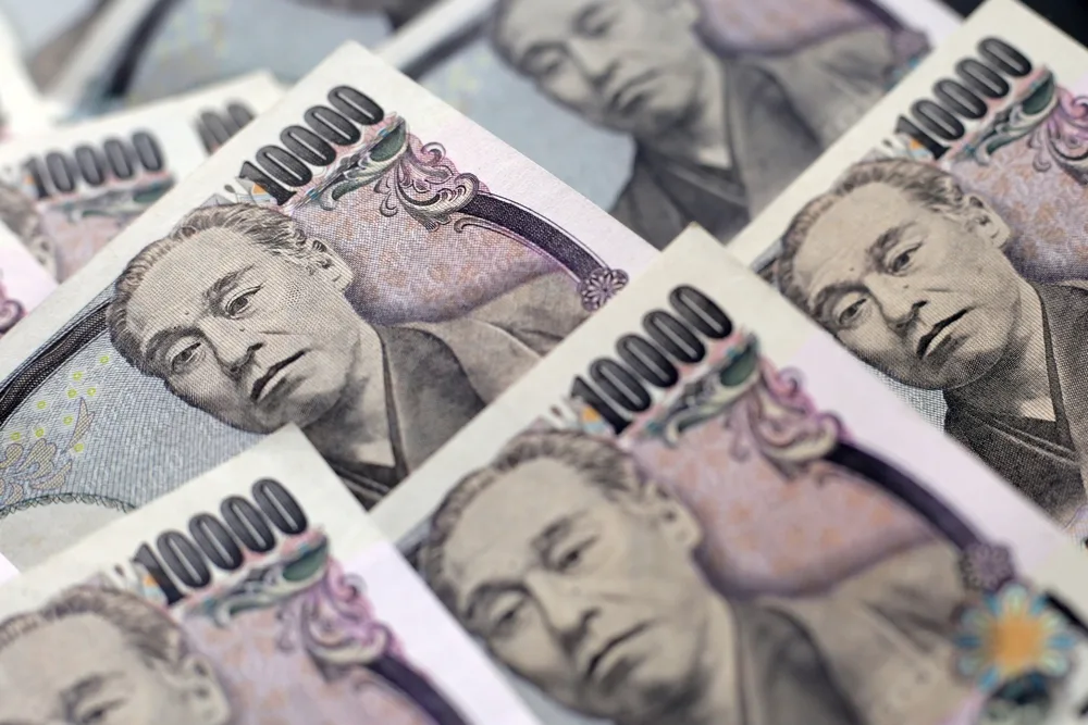 Iene em uma encruzilhada: normalização do BoJ e riscos do carry trade