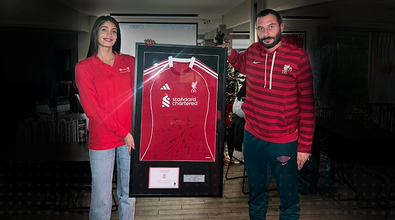 EC Markets تُهدي قميص ليفربول FC موقّع إلى جماهير Limassol Reds