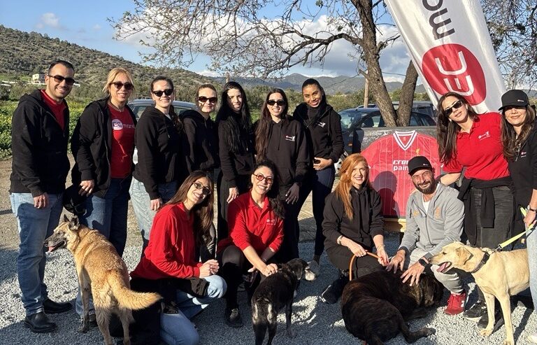 ทีม EC Markets และ Limassol Reds ถือเสื้อแข่งลิเวอร์พูลวินเทจระหว่างกิจกรรม CSR ที่ William’s Dog Shelter