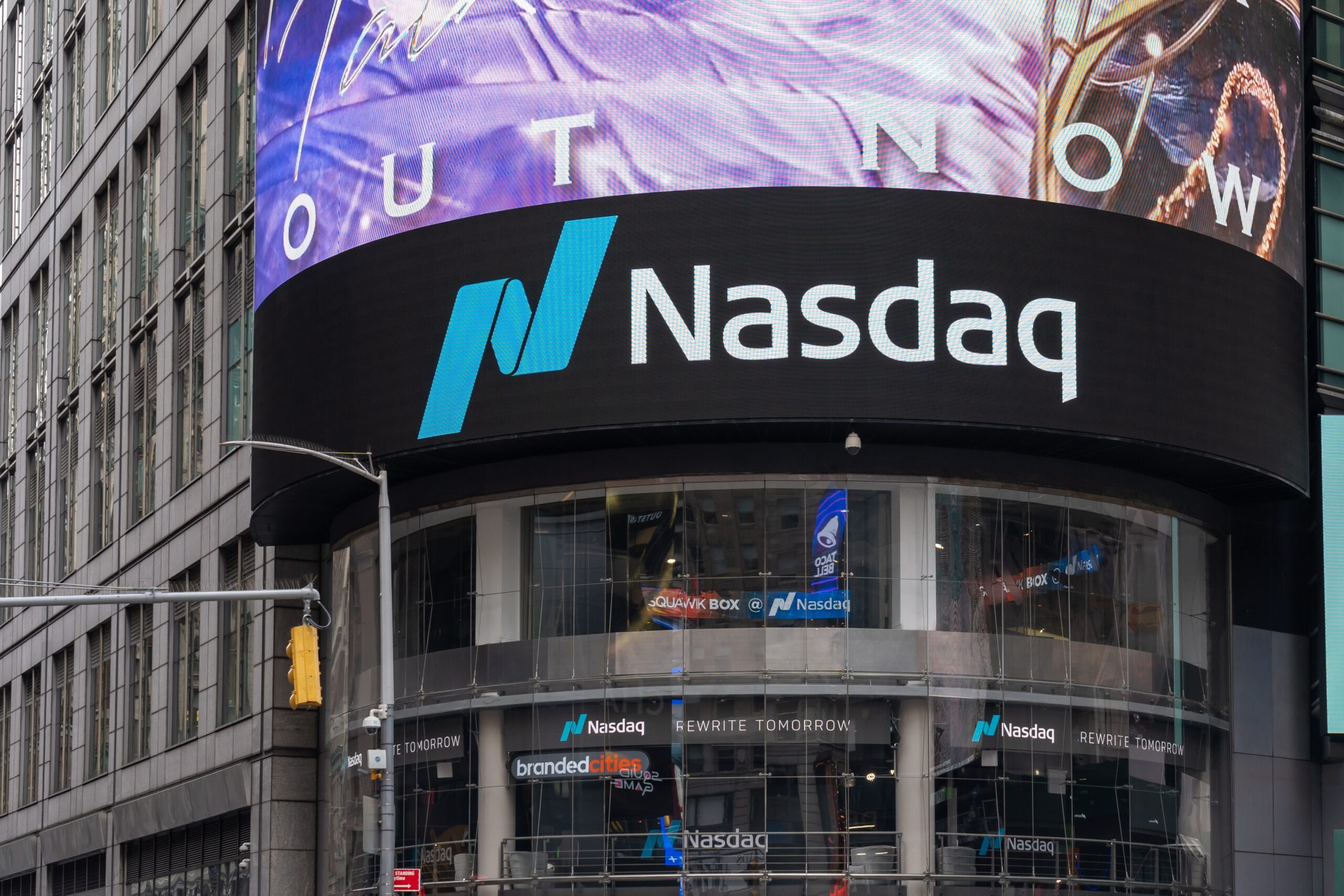 Nasdaq 100 และโมเมนตัมในภาวะซื้อมากเกินไป: เมื่อความแข็งแกร่งเพิ่มขึ้นแทนที่จะอ่อนตัวลง
