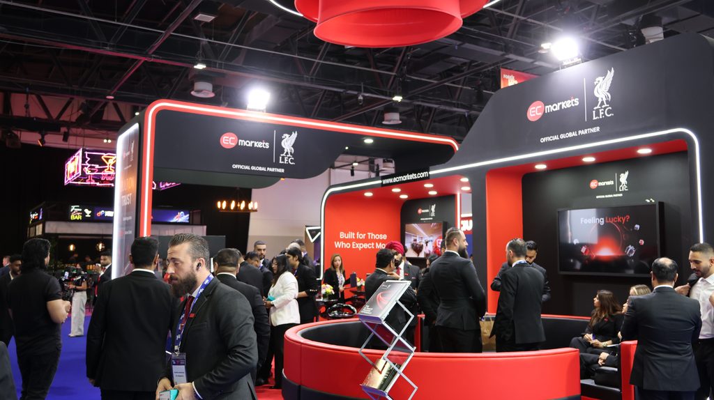 Networking at the EC Markets Forex Expo Dubai booth
