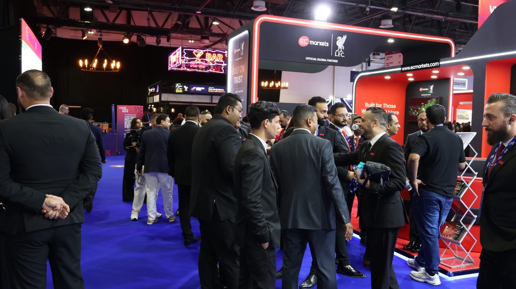 EC Markets team meeting visitors at Forex Expo Dubai 2026