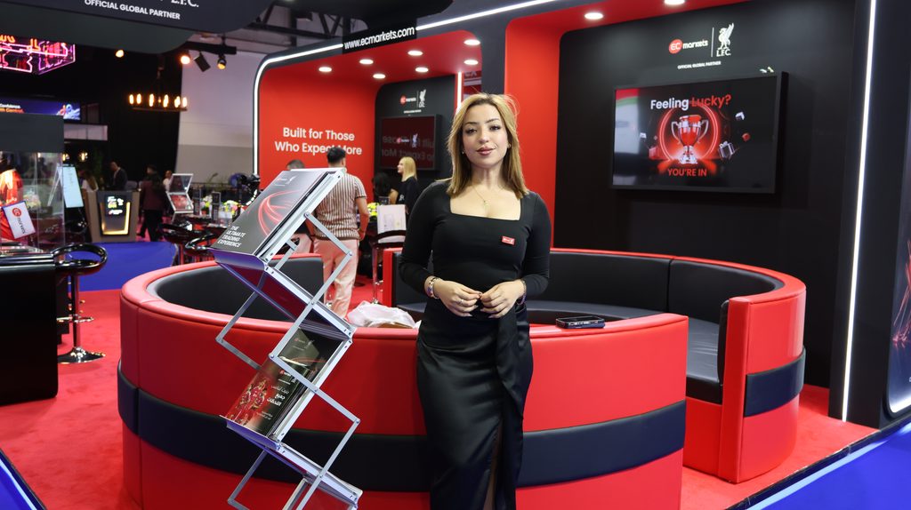 EC Markets team member at the Forex Expo Dubai booth