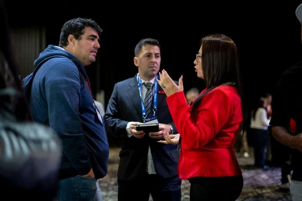 EC Markets team meeting an attendee at Money Expo Argentina 2026